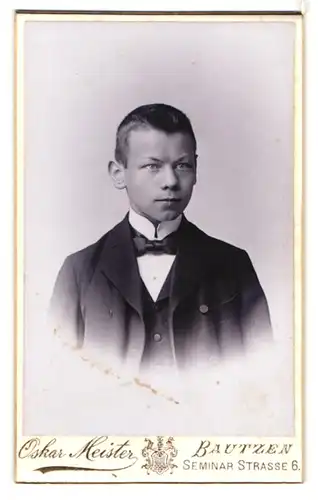 Fotografie Oskar Meister, Bautzen, Seminar Strasse 6, Portrait junger Mann im Anzug mit Krawatte