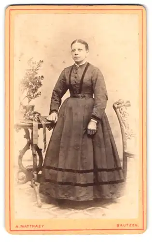 Fotografie Alexander Matthaey, Bautzen, Portrait junge Dame im modischen Kleid