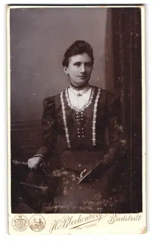 Fotografie H. Blechenberg, Bredstedt, Bahnhofstrasse 4, Portrait junge Dame im Kleid mit einem Buch