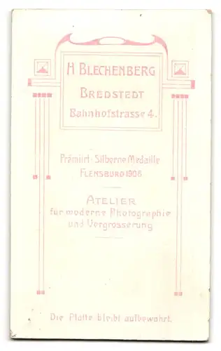 Fotografie H. Blechenberg, Bredstedt, Bahnhofstrasse 4, Portrait junge Dame im Kleid mit einem Buch