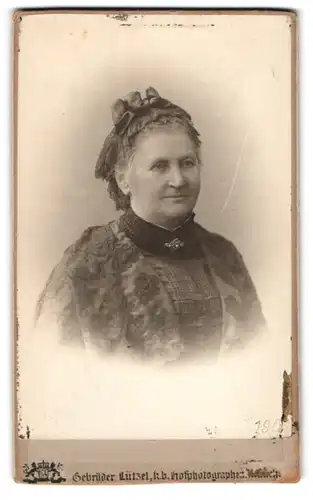 Fotografie Gebrüder Lützel, München, Portrait ältere Dame mit Haube und Kragenbrosche