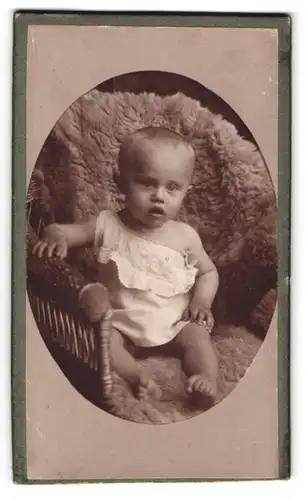Fotografie Martin Meisner, Greifswald, Lange Str. 4, Portrait süsses Kleinkind im weissen Hemd mit nackigen Füssen
