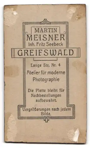 Fotografie Martin Meisner, Greifswald, Lange Str. 4, Portrait süsses Kleinkind im weissen Hemd mit nackigen Füssen