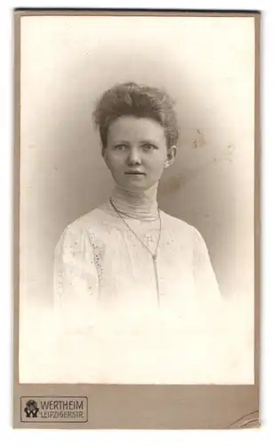 Fotografie Wertheim, Berlin, Leipzigerstrasse, Portrait junge Daem in hübscher Kleidung