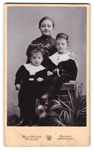 Fotografie Wilh. Beulke, Bremen, Steffensweg 24, Portrait junge Frau im Kleid mit zwei Jungen