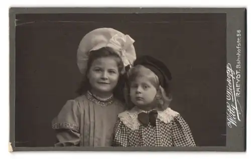 Fotografie Willy Dickopf, Rheydt, Bahnhofstrasse 56, Portrait zwei Mädchen in modischen Kleidern