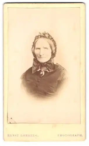 Fotografie Ernst Lomberg, Langenberg, Portrait ältere Dame mit Haube und Kragenbrosche