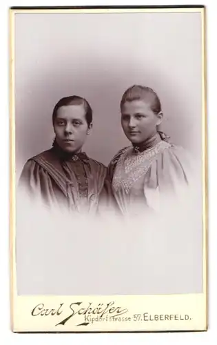 Fotografie Carl Schäfer, Elberfeld, Kipdorfstrasse 57, Portrait zwei Junge Damen in Kleidern