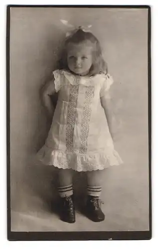 Fotografie Emil Flasche, Barmen, Heckinghauser-Str. 25, Portrait kleines Mädchen im Kleid