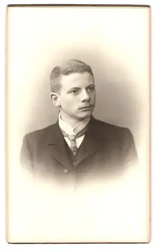 Fotografie Emil Flasche, Barmen, Heckinghauser-Str. 19, Portrait junger Herr im Anzug mit Krawatte