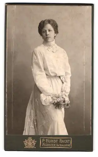 Fotografie F. Hundt Nachfolger, Münster i /W., Kreuzstrasse 42, Portrait junge Dame im Kleid mit Blumen