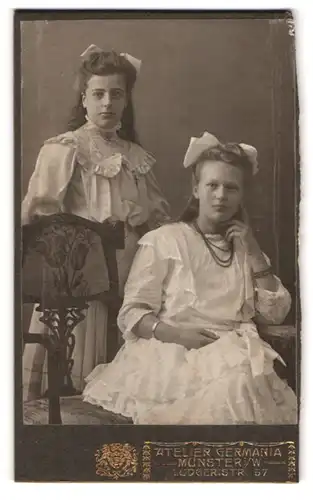 Fotografie Atelier Germania, Münster i /W., Ludgeristrasse 57, Portrait zwei junge Damen in Kleidern