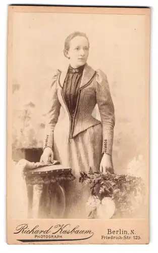 Fotografie Richard Kasbaum, Berlin-N., Friedrich-Str. 125, Portrait junge Dame in zeitgenössischer Kleidung
