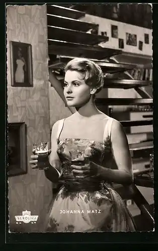 AK Schauspielerin Johanna Matz mit Gläsern