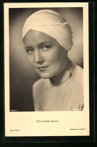 AK Schauspielerin Charlotte Susa mit Kopftuch