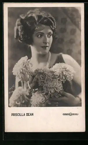 AK Schauspielerin Priscilla Dean mit Blumen