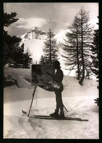 Fotografie G. Riebicke, Berlin-Charlottenburg, Akt-Männerakt auf Ski mit Mischpalette malt ein Landschaftsgemälde