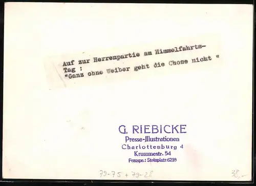 Fotografie G. Riebicke, Berlin-Charlottenburg, elegantes Paar flaniert am Himmelfahrtstag
