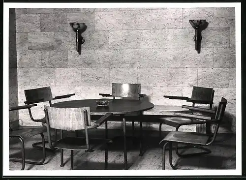 Fotografie Inneneinrichtung, Sitzgruppe mit Stühlen im Bauhaus - Stahlrohr Stil