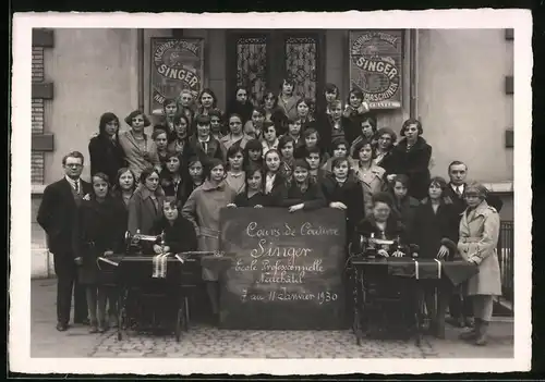 Fotografie Schoft, Neuchatel, Ansicht Neuchatel, Hausfrauen beim Singer - Nähmaschinen Kursus 1930