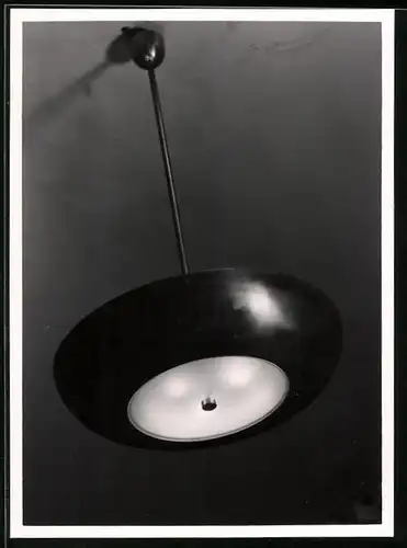 Fotografie Inneneinrichtung, Deckenlampe im Bauhaus - Stil