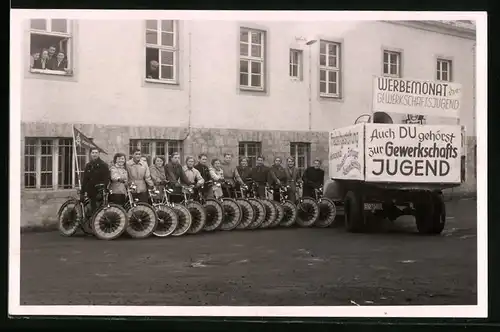 Fotografie unbekannter Fotograf, Ansicht Schweinfurt, IG-Metall Gewerkschaftsmitglieder mit Fahrrad an der Bosch-Fabrik