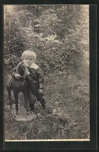 Foto-AK Kleiner Junge mit seinem Schaukelpferd