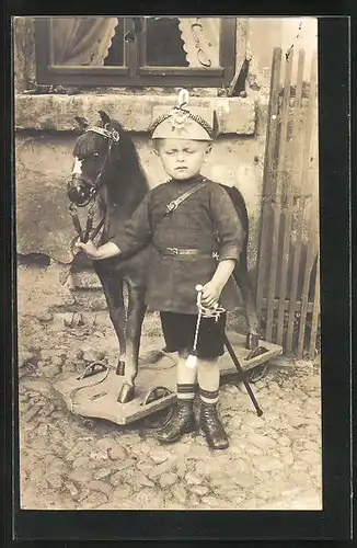 Foto-AK Kleiner Junge mit seinem Schaukelpferd