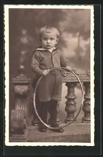 Foto-AK Kleiner Junge im Matrosenhemd mit Reifen