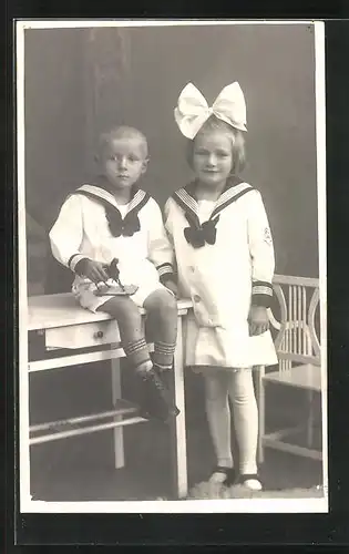 Foto-AK Kleiner Junge im Matrosenanzug mit Spieltier und Mädchen