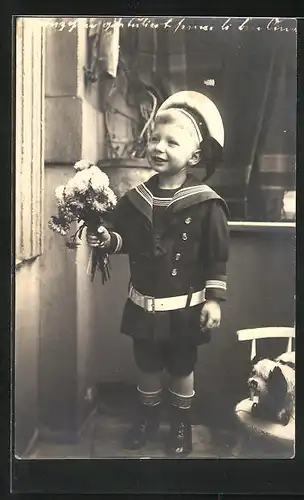 Foto-AK Kleiner Junge im Matrosenanzug mit Blumen