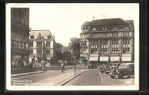 AK Mülheim /Ruhr, Schlossstrasse Ecke Hindenburgstrasse mit Autos und Geschäften