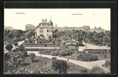 AK Troppau, Goethe Platz mit Häusern und Strassenbahn