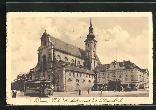 AK Brünn, K.k. Stadttheaterei mit St. Thomaskirche und Strassenbahn