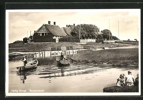 AK Hallig Hooge, Backenswarf, Ortspartie mit Ruderbooten