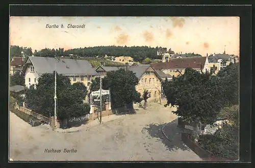 AK Hartha, Strassenpartie mit Kurhaus aus der Vogelschau