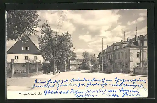 AK Langebrück /Sachsen, Strassenpartie mit Passantin