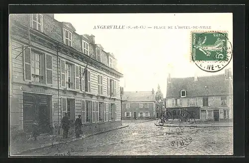 AK Angerville, Place de l`Hôtel-de-Ville