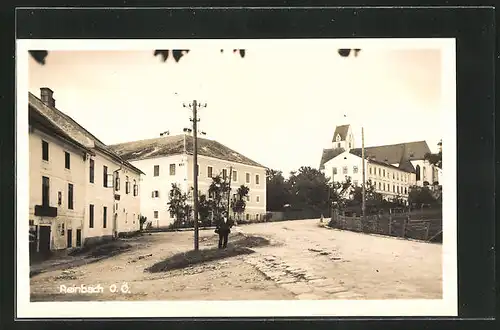 Foto-AK Reinbach, Passant in Strassenpartie