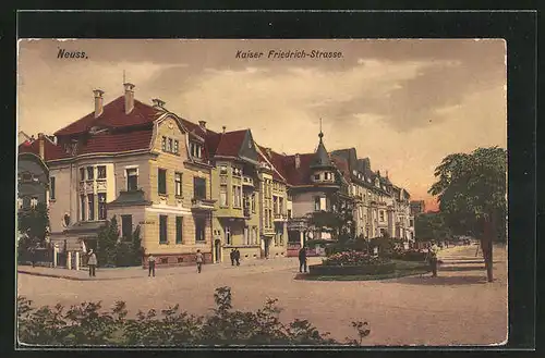 AK Neuss, Kaiser Friedrich Strasse mit Wohnhäusern