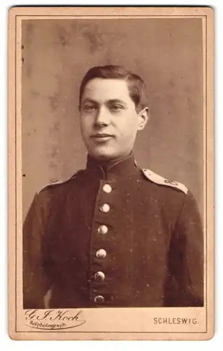 Fotografie G. J. Koch, Schleswig, Lollfuss 118-120, Portrait Soldat in Uniform