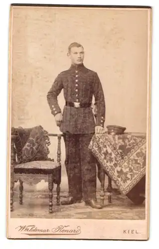 Fotografie Waldemar Rennard, Kiel, Sophienblatt 18, Portrait Soldat in Uniform