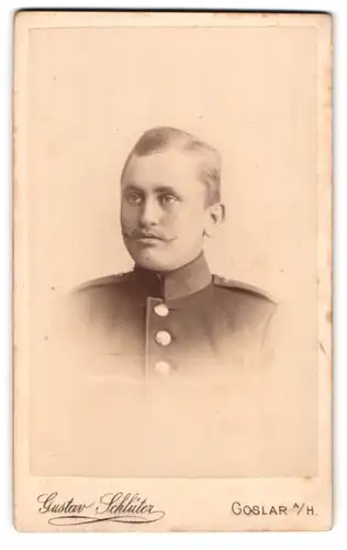 Fotografie Gustav Schlüter, Goslar a /Harz, Breite-Str. 91, Portrait Soldat in Uniform mit Oberlippenbart