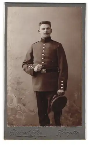 Fotografie Richard Eder, Kempten, Portrait Soldat in Uniform mit Schirmmütze