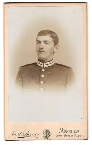 Fotografie C. Berné, München, Türkenstr. 20, Portrait Soldat in Uniform