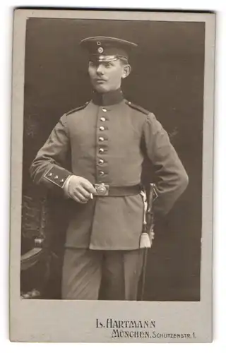 Fotografie L. Hartmann, München, Schützenstr. 1, Portrait Soldat in Uniform mit Schirmmütze