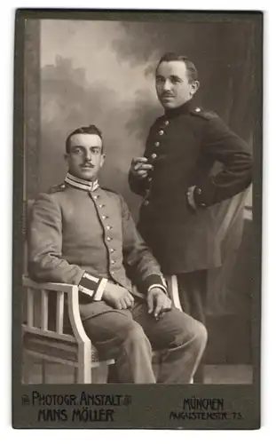 Fotografie Hans Möller, München, Augustenstr. 75, Portrait zwei Soldaten in Uniform