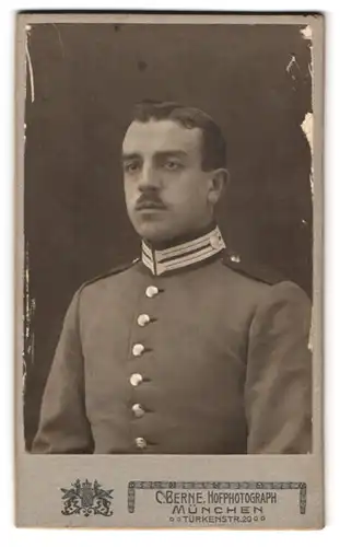 Fotografie C. Berne, München, Türkenstr. 20, Portrait Soldat in Uniform mit Oberlippenbart