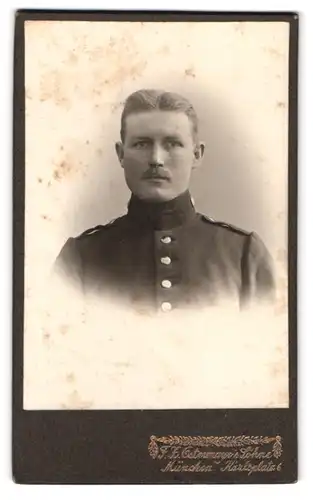 Fotografie F. X. Ostermayr`s Söhne, München, Karlsplatz 6 u. Winzerstr. 88, Portrait Soldat in Uniform