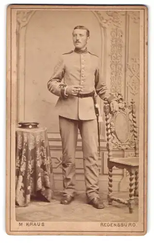 Fotografie M. Kraus, Regensburg, Portrait Soldat in Uniform mit Zigarette